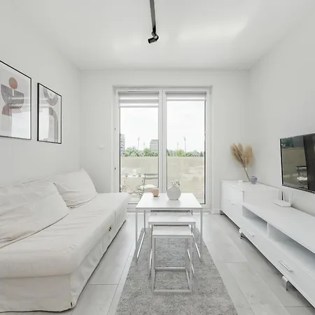 Apartment Miedziana Bright With Balcony And Parking By Renters